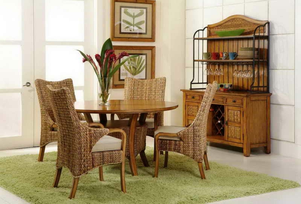 חדר האוכל - ריהוט מודרני - כסאות ראטאן - שטיח ירוק