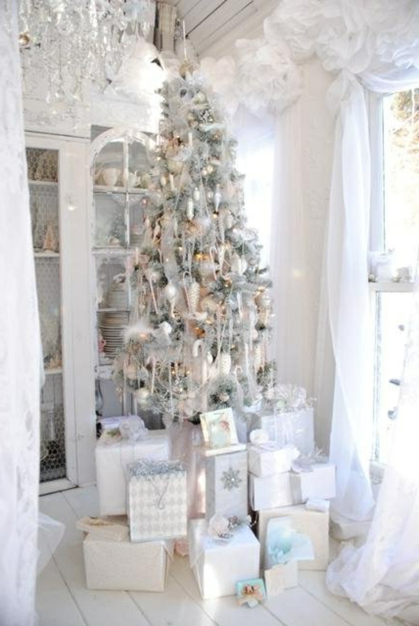 קישוט חג המולד לבן - עץ חג המולד היפה