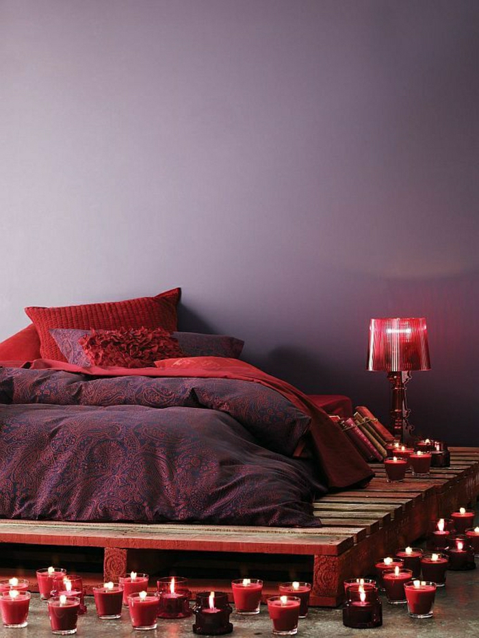 dormitorio exótica paredes ropa de púrpura, rojo y ornamentos púrpuras Pillow palets cama-velas rojas de la lámpara