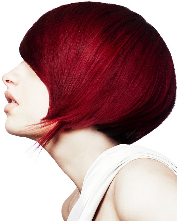 Kurzhaarfrisu extravagante y muy elegante para damas, pelo color rojo oscuro, piel clara acentuar