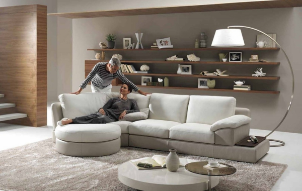 muebles extravagantes con lámpara en la sala de estar moderna, muebles blancos