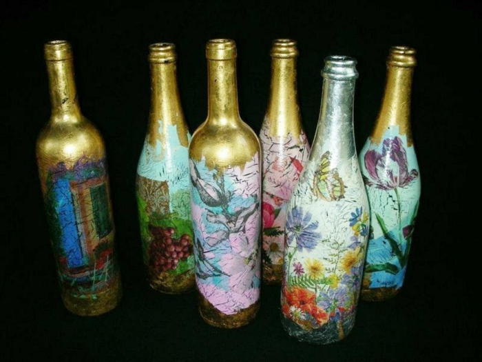 viisi kultaista pulloa, joissa on lautasliinat ja kauniit kukat - loistava idea lautasliinatekniikalle