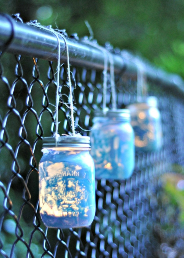 制作灯笼 - 花园装饰，花园围栏，装饰着蓝色的梅森罐子