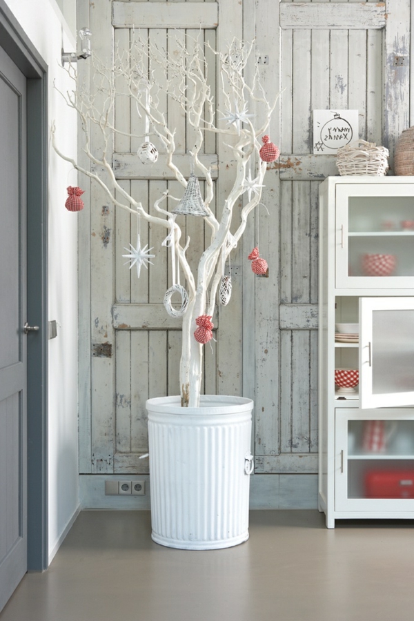 לבן קישוט חג המולד - עץ בחדר, מעוצב כמו עץ ​​חג המולד