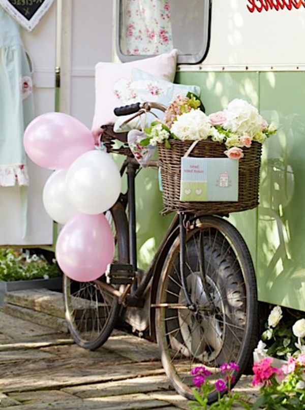 Cesta de decoración de bicicletas con flores