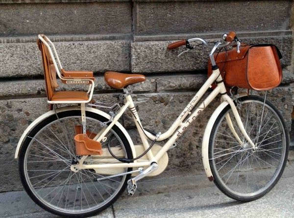自行车儿童座椅巨大的模型，在橙色自行车座模型