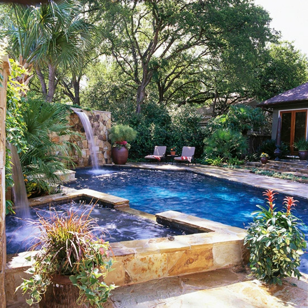 fantástica de acción-piscina-by-the-jardín