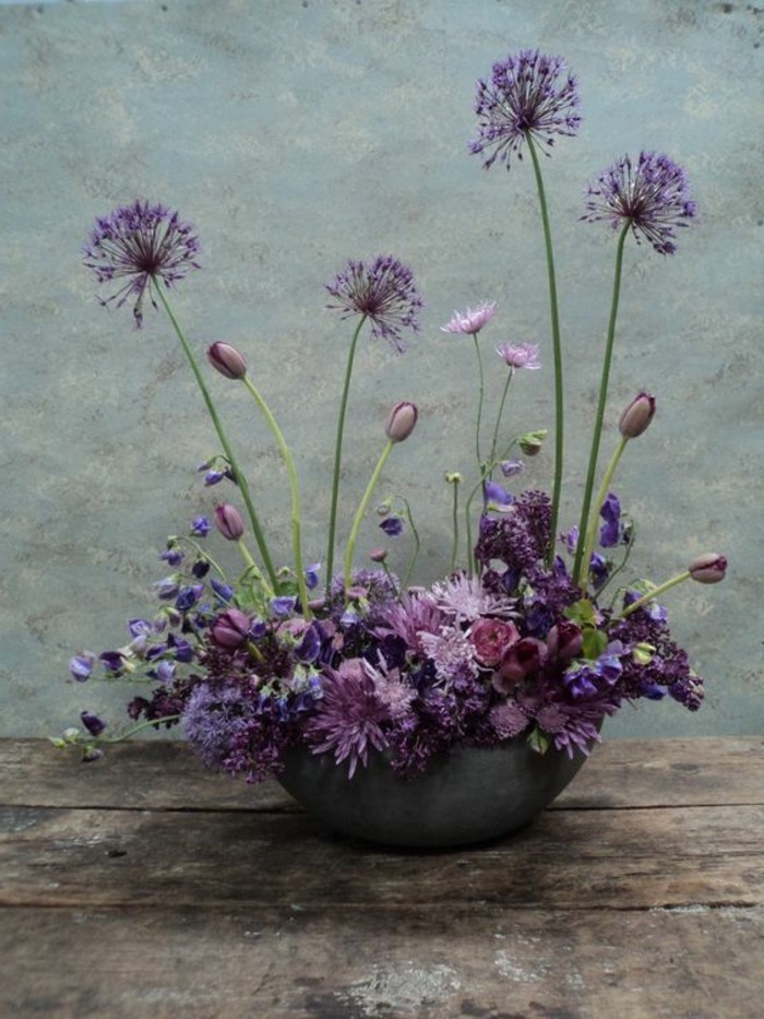 Fantástica composición cesta de la flor de la primavera con las flores púrpuras