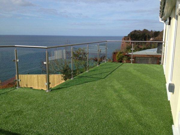 פנטסטי - מרפסת עם דשא מלאכותי ונוף לים