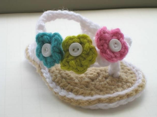плетене на една кука бебешки сандали-с-flowers-- фантастично-бебешки обувки-с-супер-красив дизайн, плетене на една кука-пра-практични идеи-