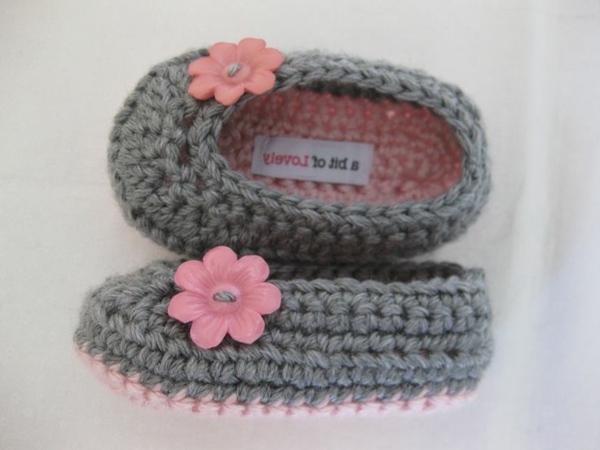 शानदार-बच्चा जूते-साथ-सुपर-सुंदर डिजाइन से crochet-महान व्यावहारिक-विचारों-ग्रे और गुलाबी