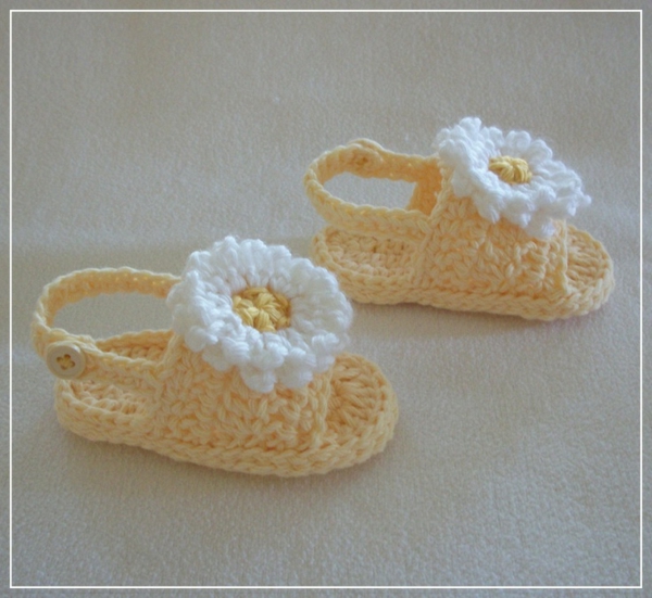 शानदार-बच्चे-फूल से crochet के साथ जूते-साथ-सुपर-सुंदर डिजाइन से crochet-महान व्यावहारिक-विचारों-sandals-
