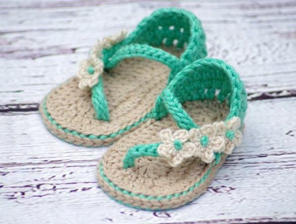 साथ-फूल से crochet शानदार-बच्चा जूते-साथ-सुपर-सुंदर डिजाइन से crochet-महान व्यावहारिक-विचारों-जूते