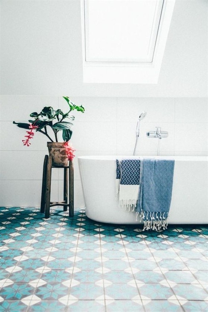 梦幻般的浴室，带色的口音盆花五颜六色的地砖浴