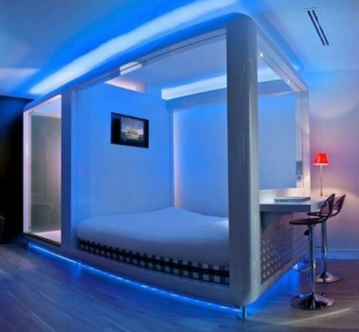 fantasztikus szobás-mitblauemlicht-lichtunterdembett-roteslichtimschlafzimmer