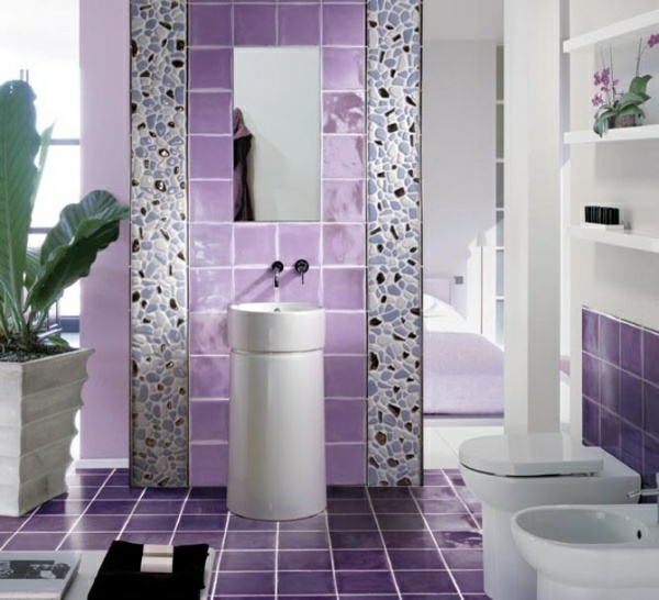 彩色浴室紫色色调，独立，洗脸盆