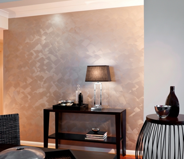 couleur-pour-mur-design-mur-peinture-avec-un-effet-métal-table et une lampe