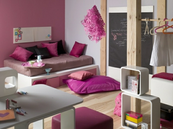 Coloring-bedroom-pink-nuance-bed y una pizarra negra en la pared