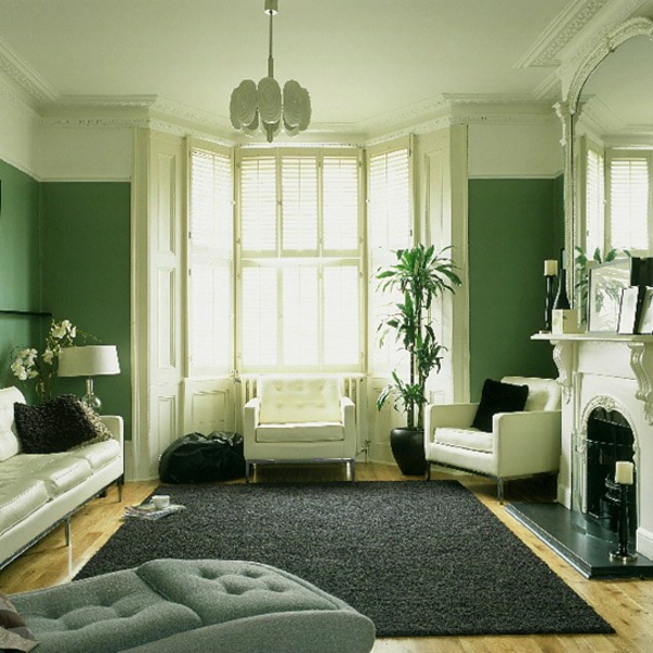 配色方案墙 - 绿色色调 - 带扔枕头和壁炉的沙发