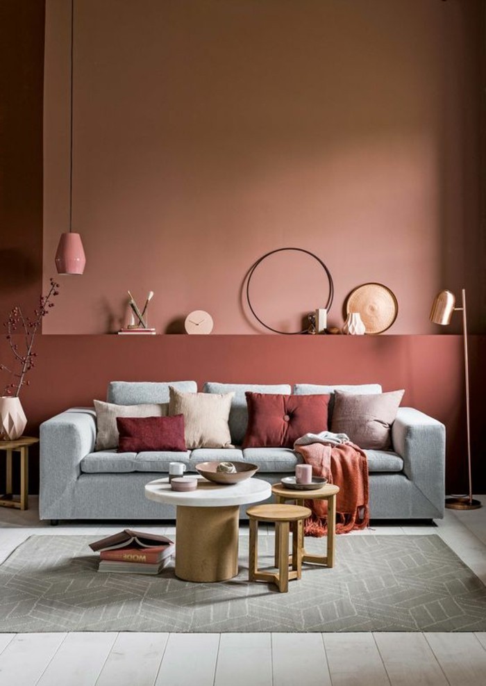 Цвят на дизайна стени-тухла-stehlampe-злато-стена-часовник-светло сиво-диван-кръгла маса дърво-модел килим-икебана ваза