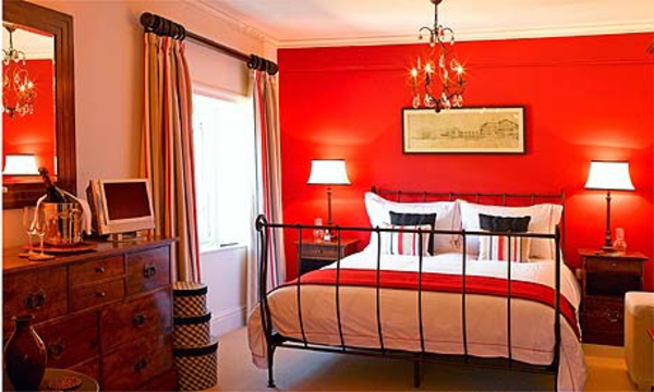 रंग-विचार-बेडरूम-लाल दीवार-मोटी पर्दे और एक अच्छा बिस्तर
