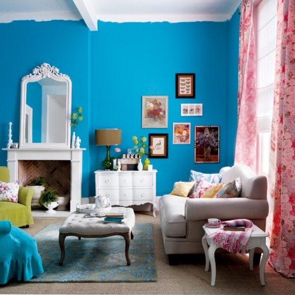 美丽的色彩理念，客厅，蓝色的墙壁和粉色的窗帘