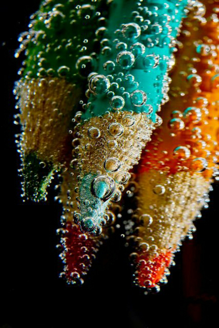 lápices de colores en agua