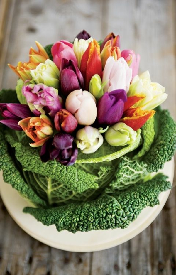 decoración de la mesa de color con tulipanes