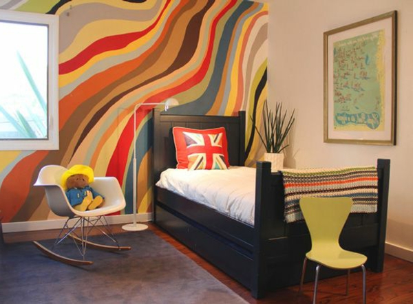 Diseño colorido de la pared en la habitación de los jóvenes