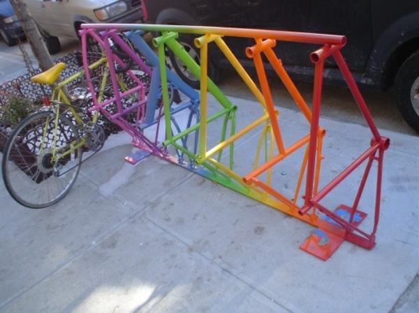रंगीन साइकिल स्टैंड बंद धातु