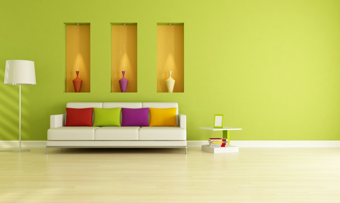 Sofá moderno y pared verde en la sala de estar