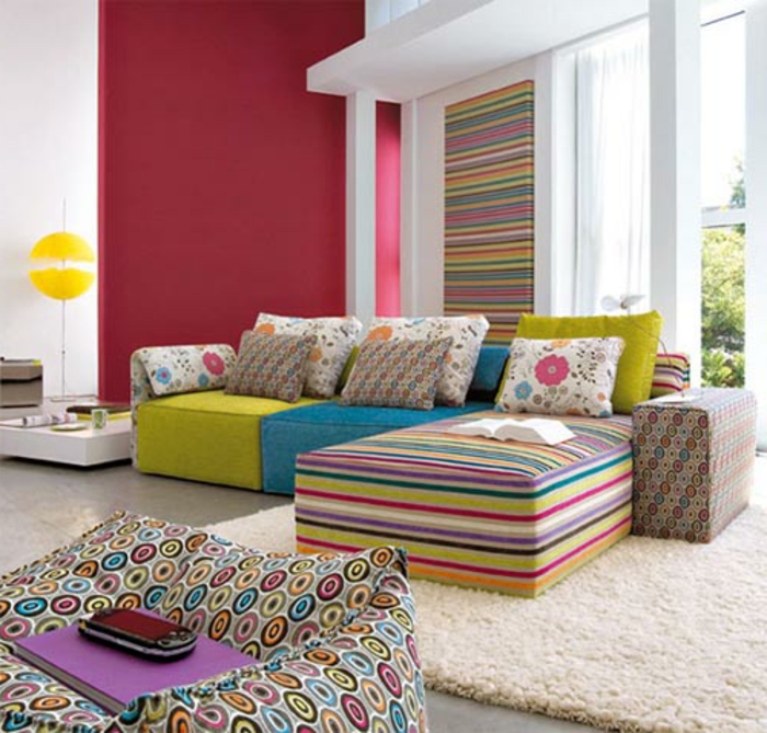 color diseño interior-muchas almohadas-on-the-sofá