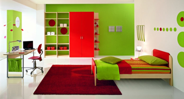 调色板墙壁漆绿色和红色地毯和架子