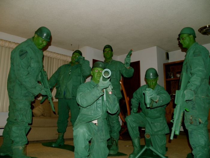 खिलौनों के रूप में हरे सैनिक - एक समूह के लिए कार्निवाल परिधान