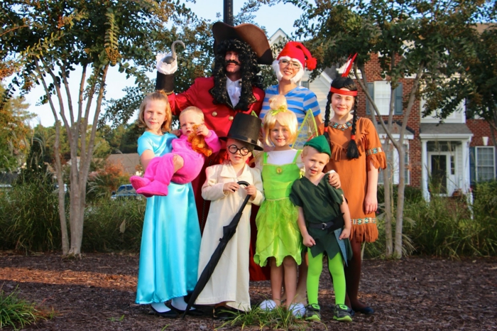 समूह वेशभूषा विचार - पीटर पैन हीरोज जैसे कई बच्चों के साथ एक परिवार