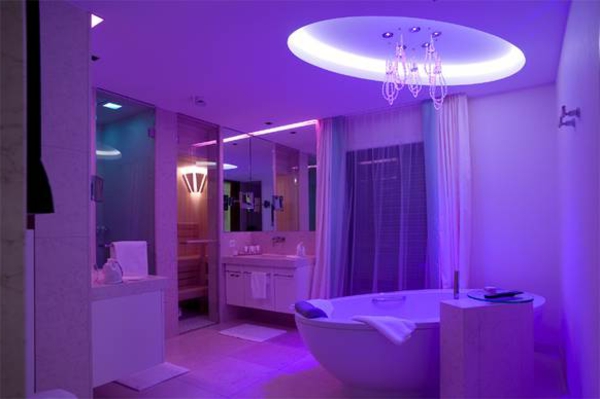 Интригуващо осветление в банята - Лилаво осветление за баня в тавана