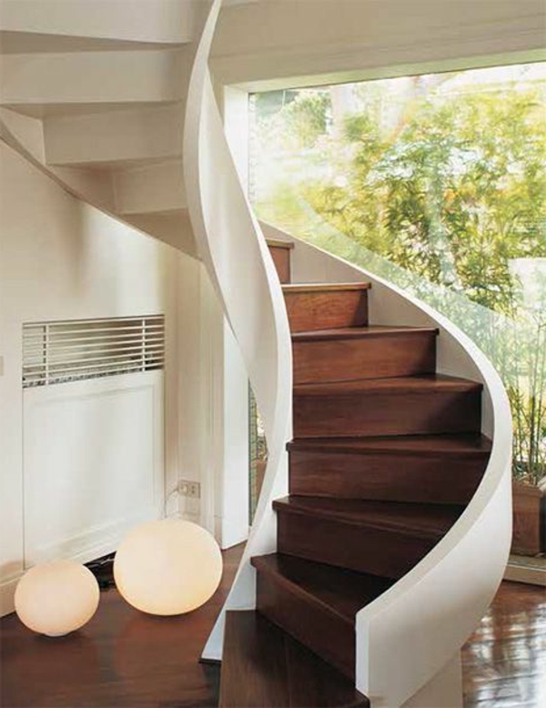 दिलचस्प आंतरिक डिजाइन प्रभाव पूर्ण डिजाइन के लिए एक-सर्पिल सीढ़ी