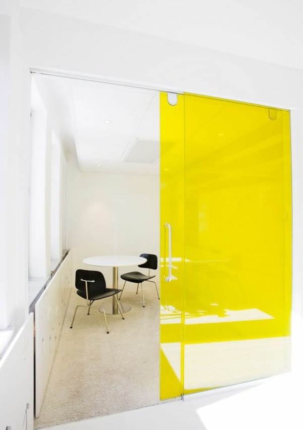Fascinantno-staklena vrata-u-flash-žuto-boja interijera vrata