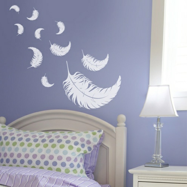 Pluma blanca pintada en la pared púrpura en el dormitorio - ideas de decoración