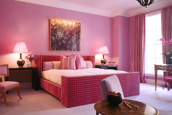 feng-shui-colors-for-bedroom-two lámparas al lado de la cama y pinturas en la pared