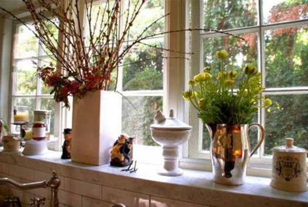 прозорец-с-творчески-декорация-дизайн-цветя във вази