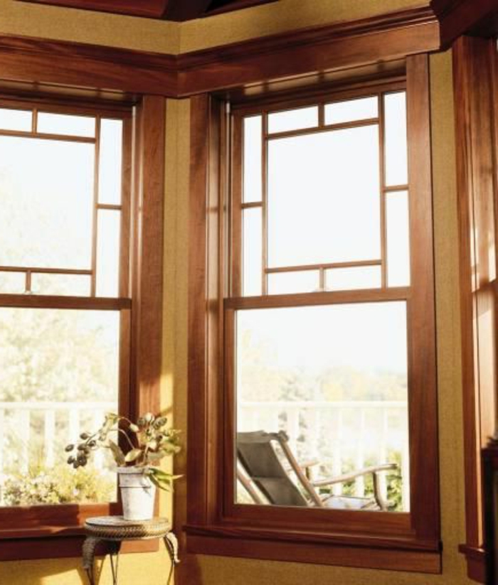 prozorska greda unutar velikog prozora drva u stilu zemlje