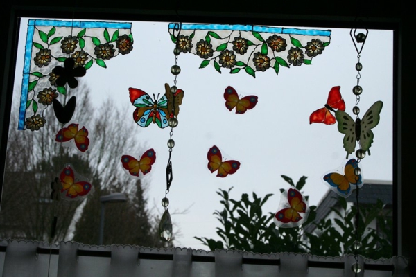 ventana decorada-pegada-mariposas-papel-una imagen muy bonita