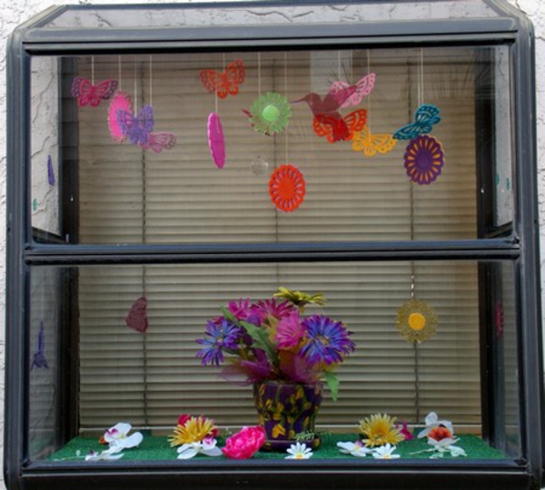 קישוט חלון האביב צבעוני אלמנטים תלויים - תמונה יפה מאוד