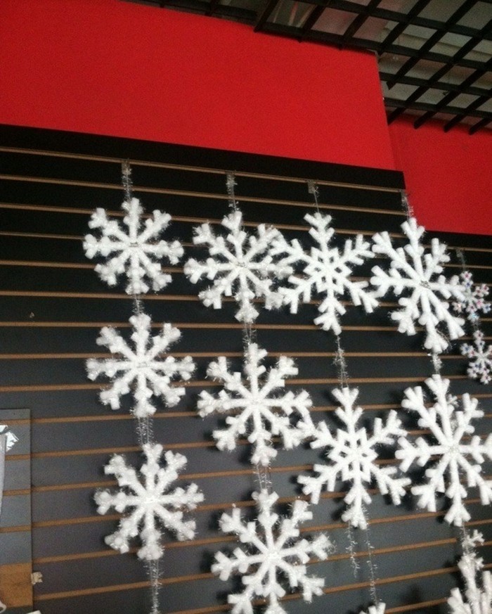 Fensterdeko-ל-חג המולד-תליית פתיתי שלג
