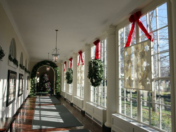 Fensterdeko到圣诞节在长走廊