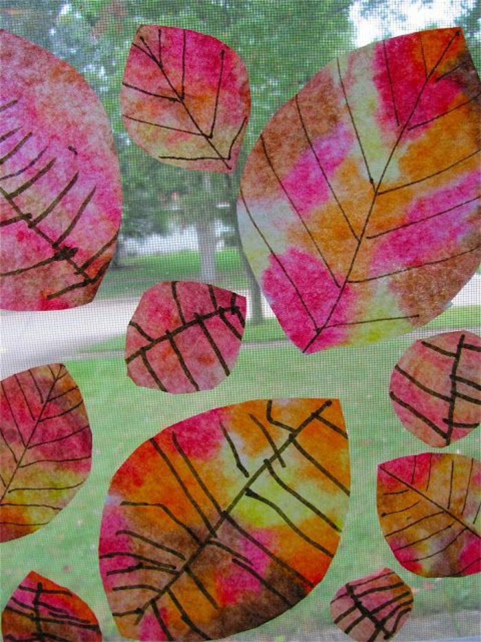 Fensterdeko के लिए शरद ऋतु रंग के पेड़ों के पत्तों