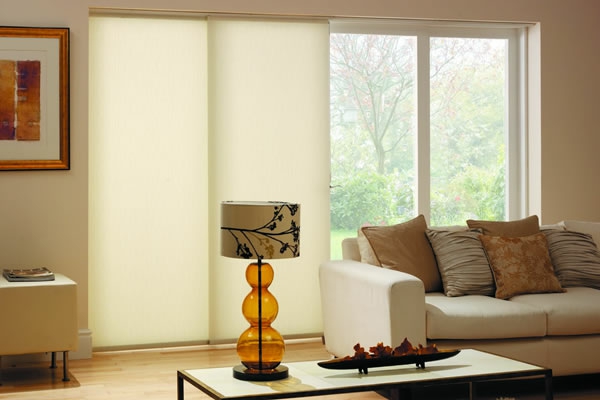 παράθυρα περσίδες - λευκό καναπέ και ρίχνουν μαξιλάρια - μια σύγχρονη λάμπα δίπλα της - σύγχρονα περσίδες