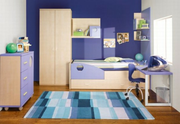 Armario de madera y una alfombra azul