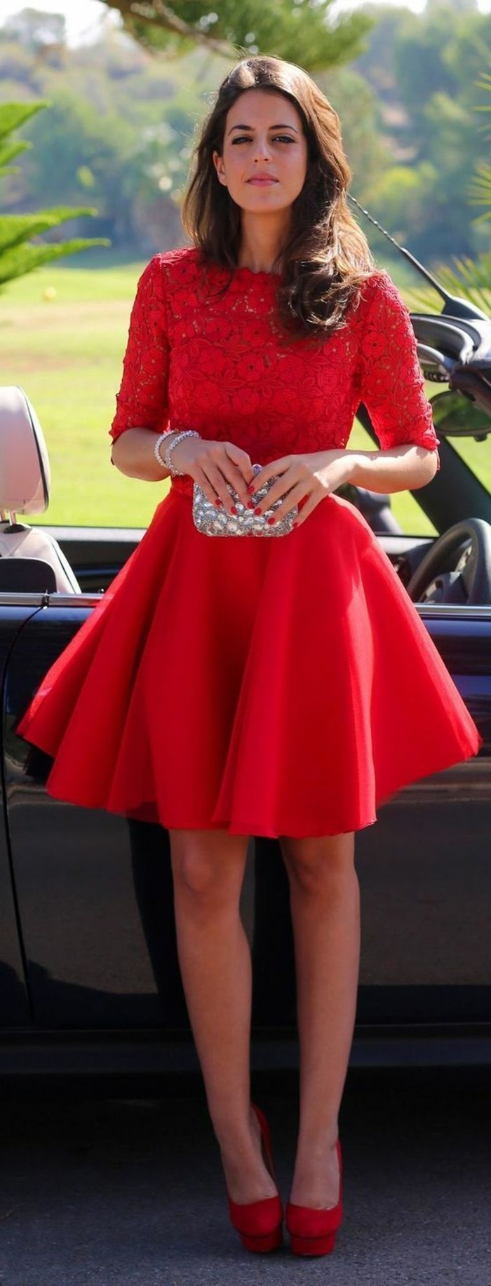 εορταστική φορέματα-short-κόκκινο-φόρεμα-με-δαντέλα σγουρά μαλλιά σκούρο καφέ - ασημί-τσέπη-auto
